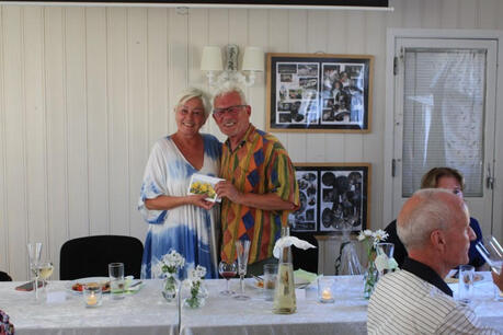 Bilde av forbundsleder Anne Lise Ryel og styreleder i Bragernes kolonihager, Kjell Stapnes Johnsen. Ryel overrekker gave til Bragernes.